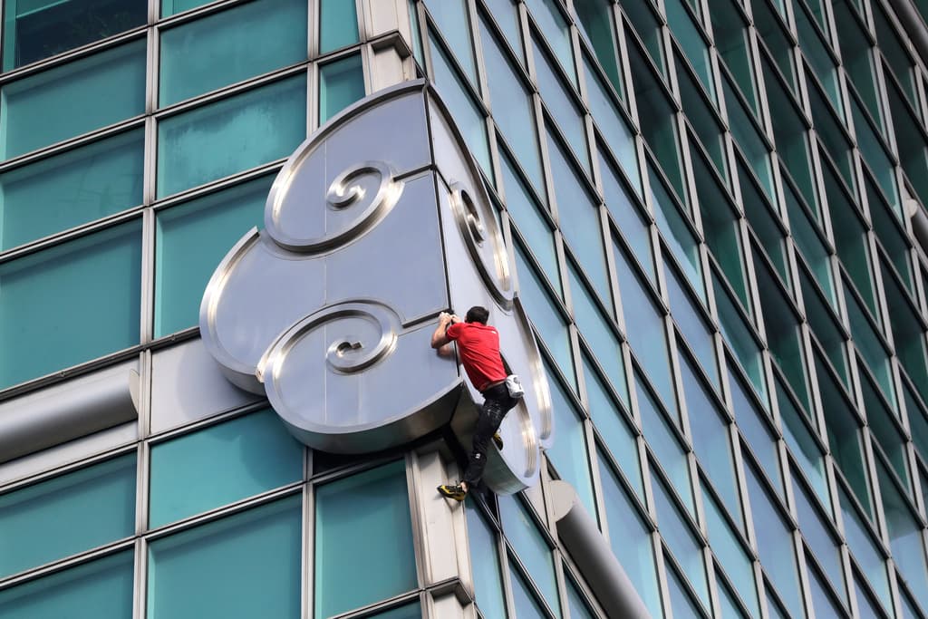 American Rock Climber Reaches Top Of Skyscraper... Without Ropes