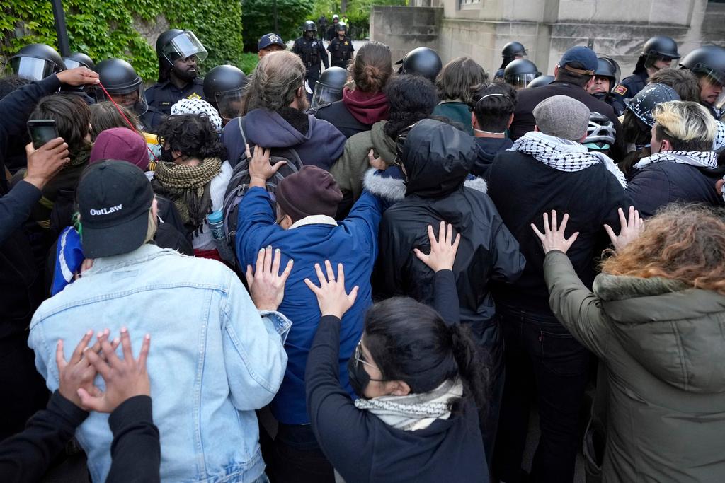 Police Clear University Of Chicago Pro-Palestinian Demonstration, MIT ...